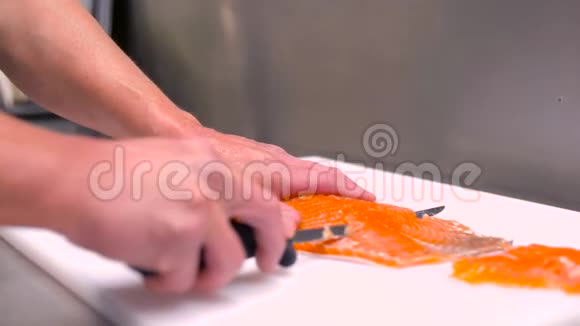 厨师切片熏鲑鱼鱼片视频的预览图