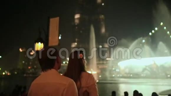 爱情伴侣看夜喷泉视频的预览图