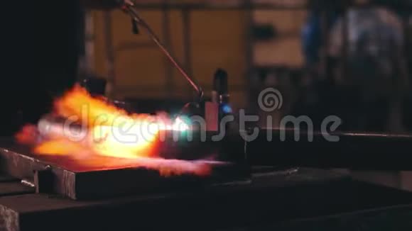 男人正在金属建筑工厂加热金属管视频的预览图