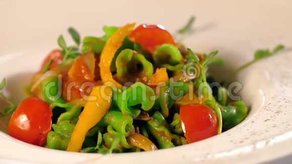 新鲜蔬菜沙拉和西红柿视频的预览图
