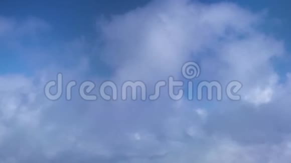 蓝天白云从飞机窗口从窗口飞行的飞机在蓝天的蓬松云中观看天堂视频的预览图