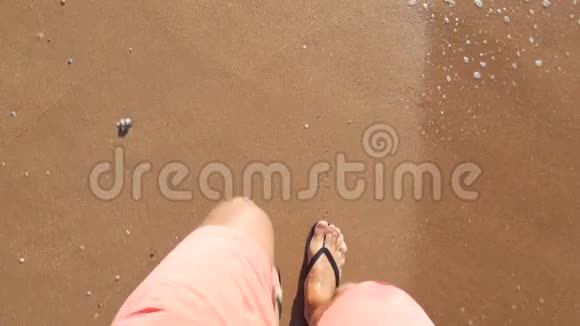 人走在沙滩上的翻江倒海第一个人站在上面看高清慢速运动视频的预览图