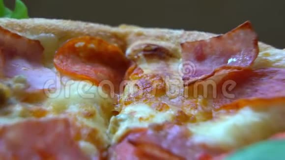 快关门带有西红柿和奶酪背景的披萨在厨房餐桌上旋转视频的预览图