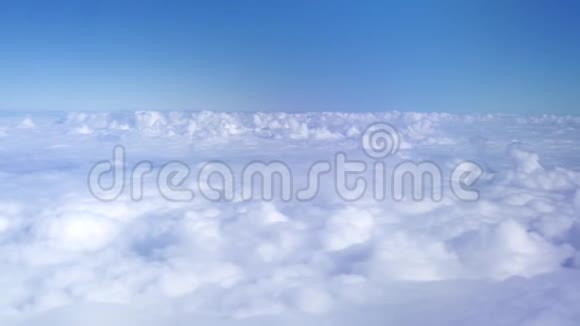 从飞机窗口飘来的蓝天白云从窗外的飞机在蓝天白云中观看天堂视频的预览图