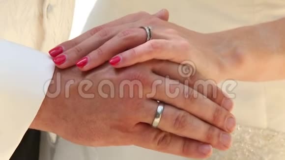 新娘戒指上的新郎和新娘手视频的预览图