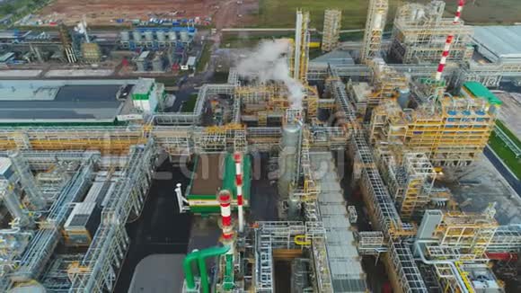 有结构设备的炼油厂地区视频的预览图