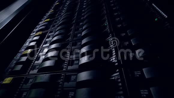 服务器机架在网络数据中心黑暗中工作渲染场4K视频的预览图