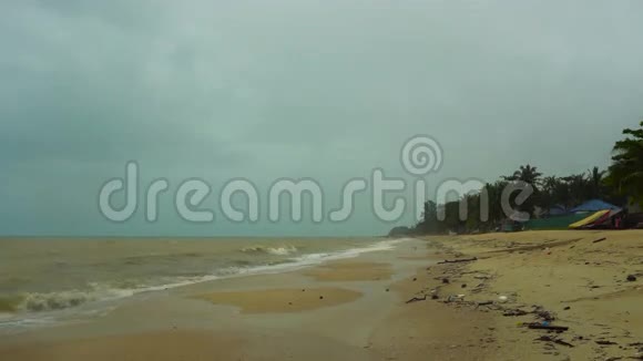 肮脏的海滩和风暴后的海洋视频的预览图