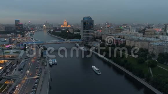 深夜观赏莫斯科河堤美景空中飞行视频的预览图