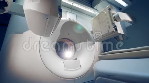 断层扫描仪的部分移动诊所里的现代断层扫描仪视频的预览图