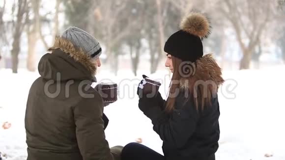 在童话般的冬天里一对年轻夫妇被温暖的饮料所温暖Chismas情绪视频的预览图
