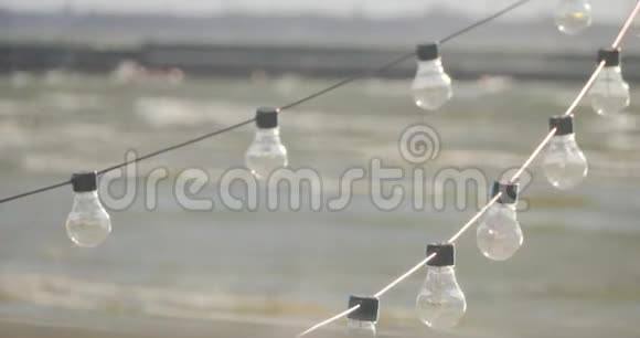 靠近大海的咖啡馆里的灯泡加兰视频的预览图