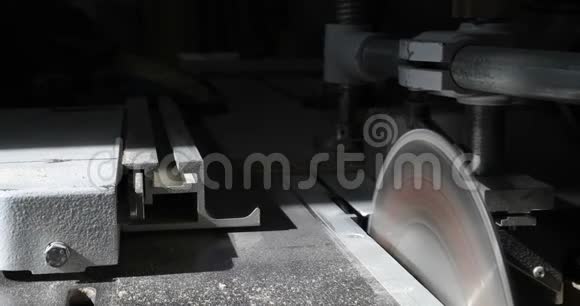 一个圆锯的特写切割了颗粒木板视频的预览图