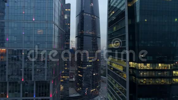 迷人的高层建筑办公室摩天大楼夜间空中飞行视频的预览图