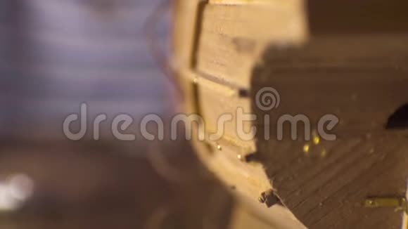 木桌上的木船模型模糊视频视频的预览图