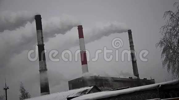 在大雪中CHP热电联产厂火电厂冬季的工作氯化萘视频的预览图