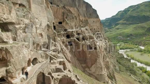 一位游客参观了格鲁吉亚瓦尔齐亚洞穴修道院的景点视频的预览图