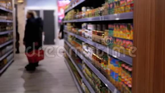 超市里有各种产品的排架买家选择产品视频的预览图