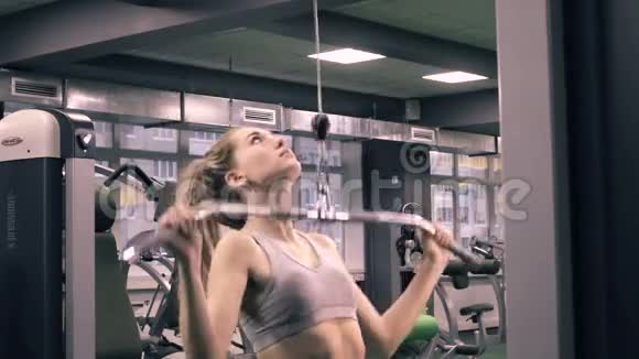 年轻女子体育锻炼视频的预览图