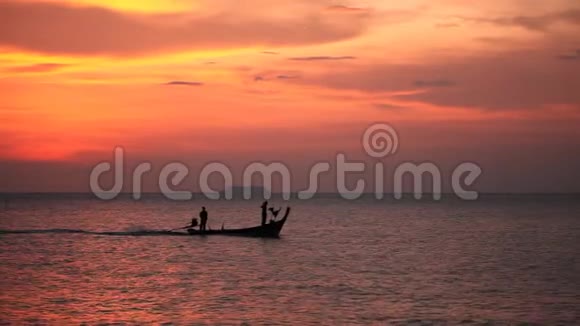 热带渔船在日落时返回家园泰国视频的预览图