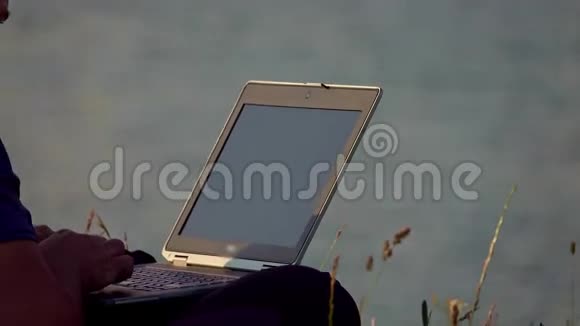 山区男子在山上用笔记本电脑工作视频的预览图