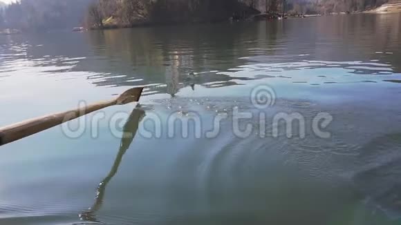 在阳光明媚的一天一只桨在水中划桨在湖中划桨在湖中划桨斯洛文尼亚视频的预览图