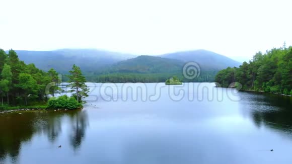 苏格兰凯恩戈姆国家公园的艾琳湖视频的预览图
