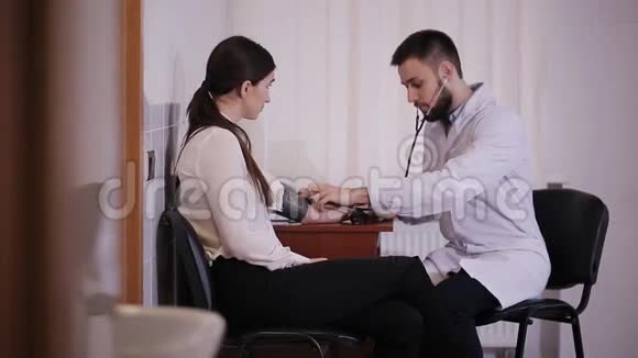 医生办公室男医生测量病人女孩的压力视频的预览图
