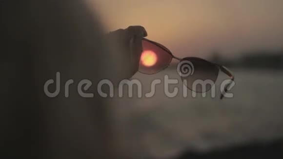 日落时戴太阳镜视频的预览图