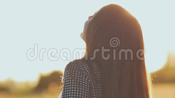 美丽浪漫女孩户外阳光下穿着休闲短装的美丽少女模特视频的预览图