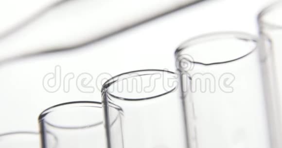 实验室测试吸管在白色背景上连续滴入透明化学物质的试管中化学和医药视频的预览图