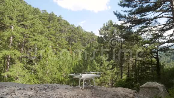 四架直升机无人机从地面起飞在森林里飞走航空旅行影像学流行小食盒视频的预览图