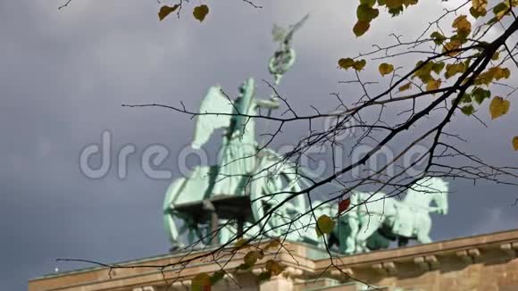 德国柏林勃兰登堡门的四弦琴视频的预览图