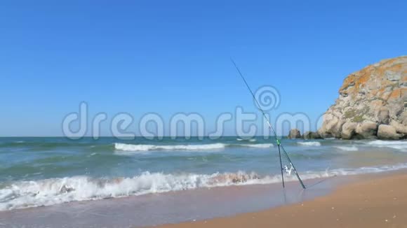 钓鱼竿矗立在沙滩上高清慢镜头视频的预览图