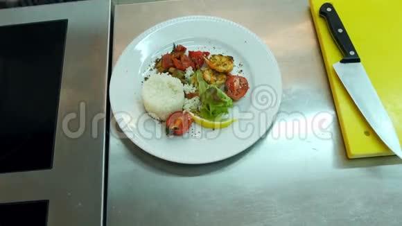 厨师他的手在米饭上加酱汁盘子里放着蔬菜视频的预览图