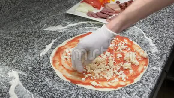 厨师添加比萨饼配料视频的预览图