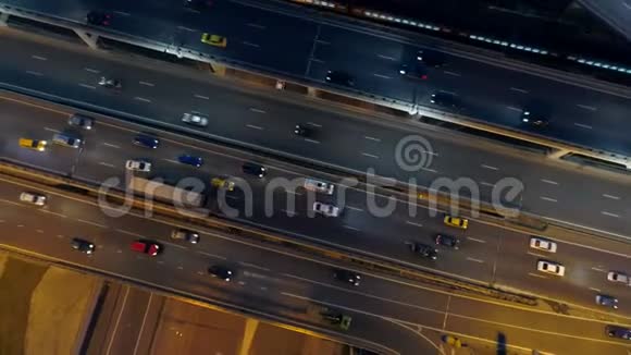 夜间高速公路汽车经过密集的道路交通视频的预览图