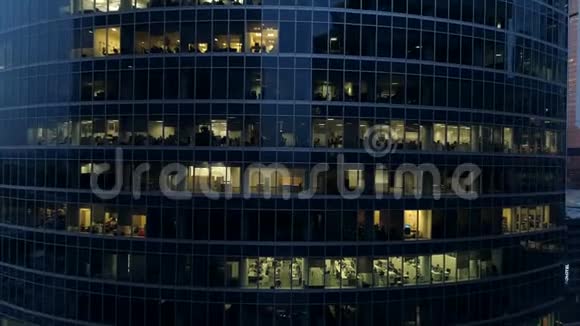 傍晚时分摩天大楼的办公室窗户空空如也4K视频的预览图