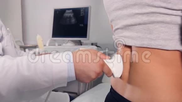 医生用超声波检查病人背部和脊柱视频的预览图