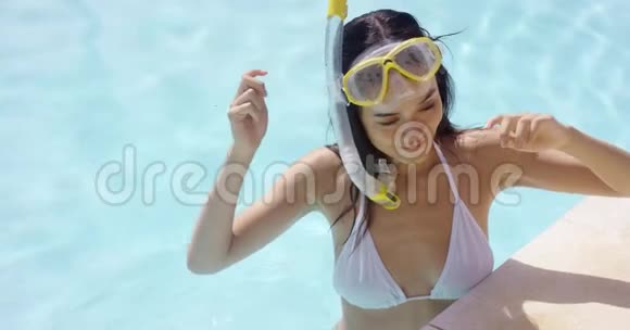 穿泳装的微笑女人戴护目镜视频的预览图