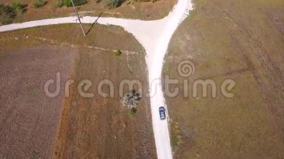 航空NAr在田间的乡村道路上用风力机高清视频的预览图
