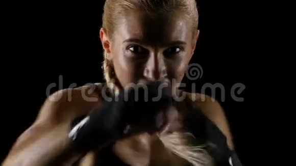 女运动员拳击手对着镜头挥拳视频的预览图