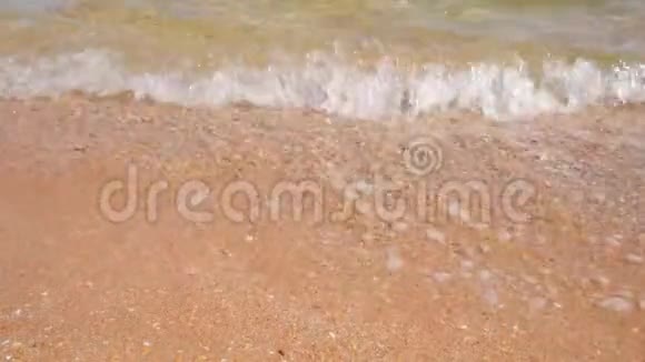 海浪在沙滩上的热带沙滩特写高清高清视频的预览图