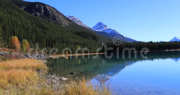 加拿大班夫附近的山脉和佛蒙特州湖泊视频的预览图