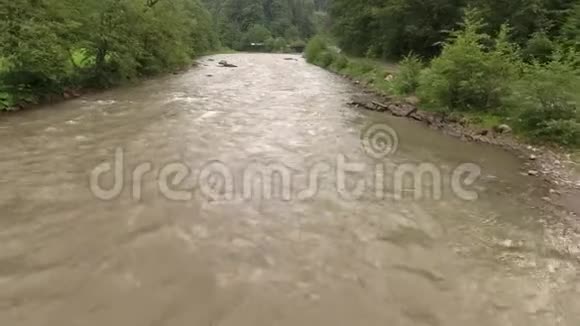 清澈湍急的溪水在山间流淌视频的预览图
