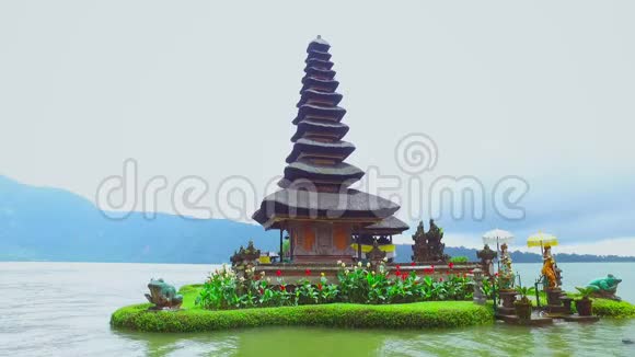 印度尼西亚巴厘岛布拉坦湖的UlunDanu神庙视频的预览图
