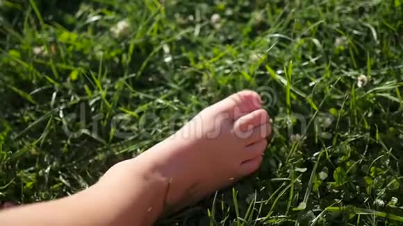 孩子们光着脚踩草地上户外乐趣视频的预览图
