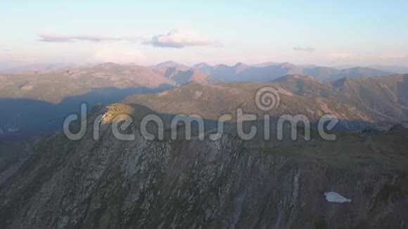 美丽的绿色山谷环绕着森林般的山丘和阳光明媚的山坡剪辑视频的预览图