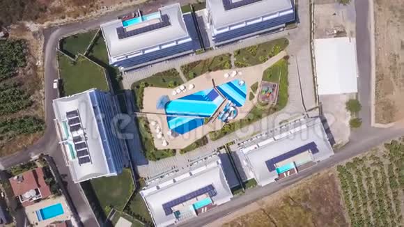 俯瞰美丽的复杂酒店游泳池库存录像酒店度假建筑群的优美景观设计视频的预览图