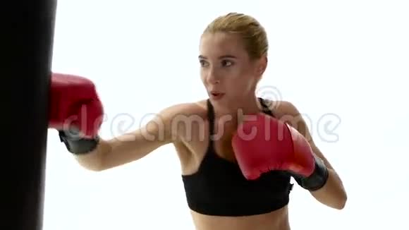 强壮的女拳击手为了自卫而练习打拳慢动作视频的预览图
